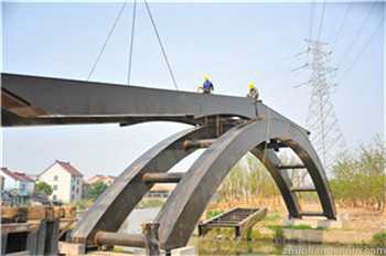 桥梁使用高层钢结构的主要原因是什么？